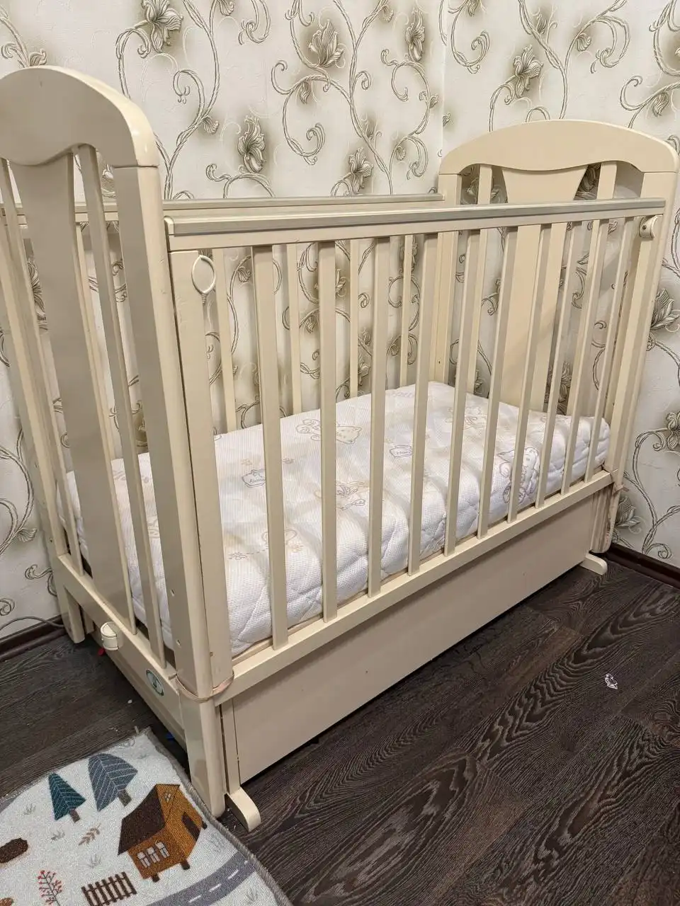 Продам кроватку с маятником