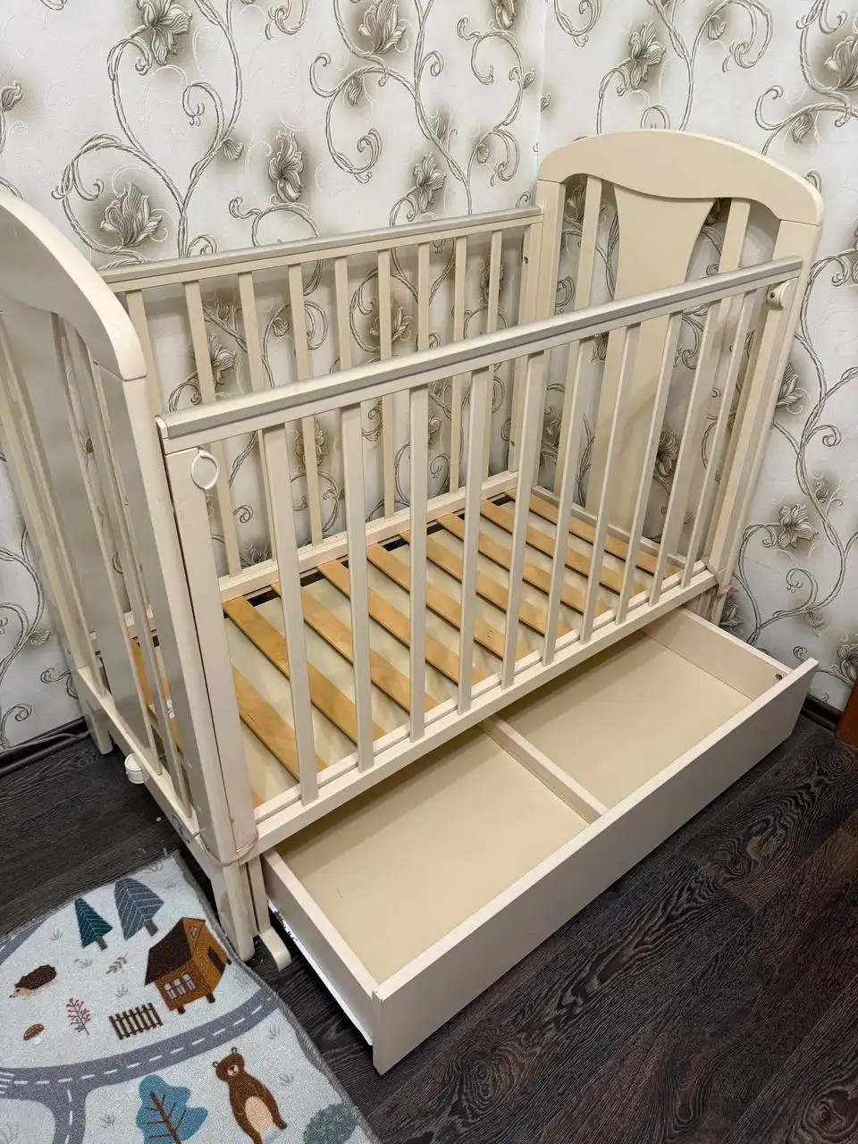 Продам кроватку с маятником