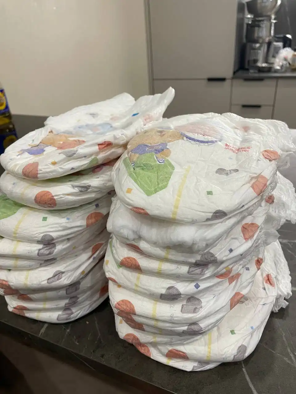 Детские товары: манеж, вожжи, эргорюкзак, памперсы