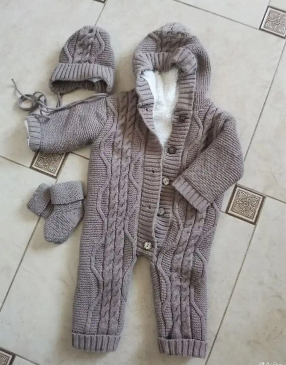 Зимний вязаный костюм с шапкой и носками