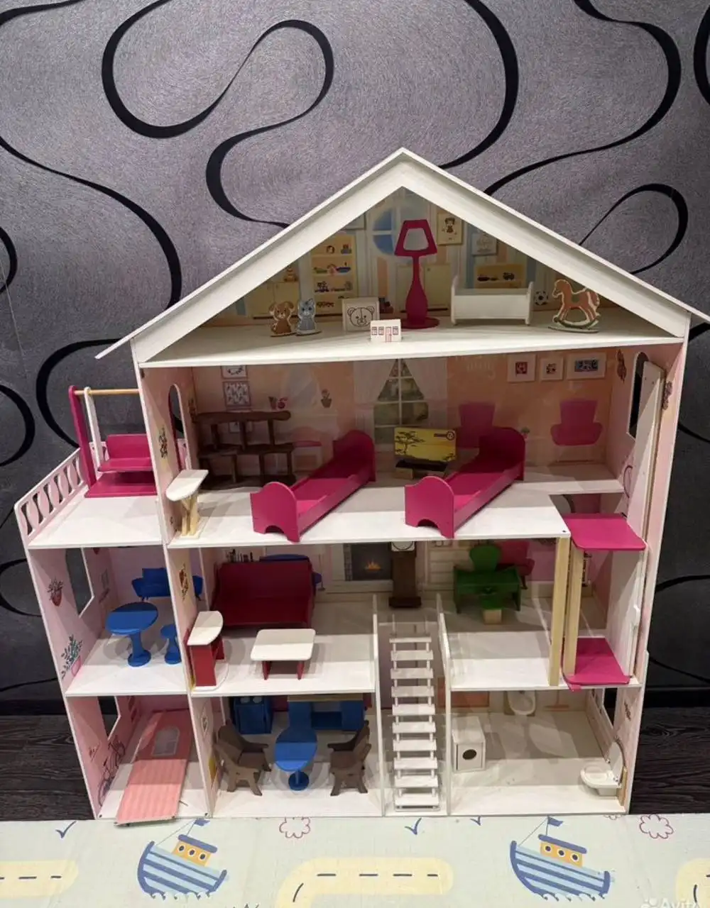 Большой деревянный дом для кукол в хорошем состоянии