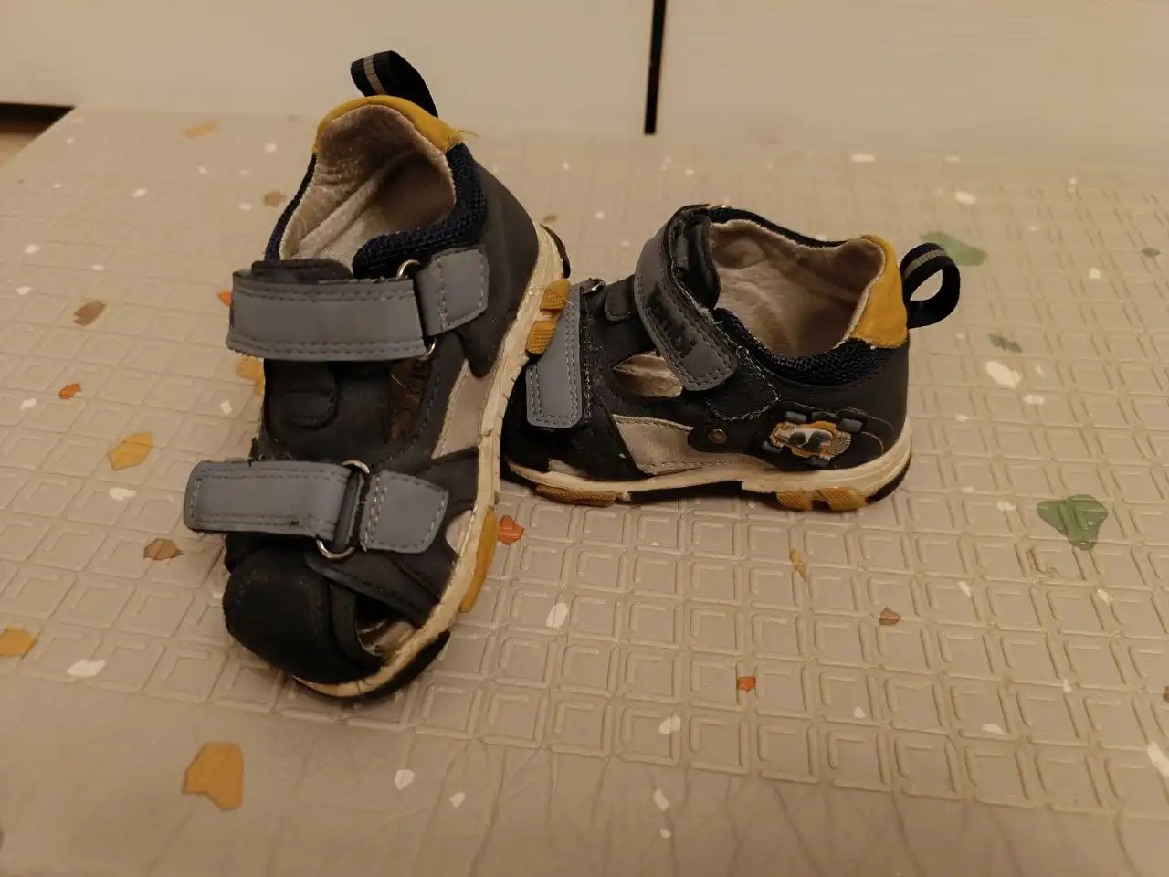 Продажа детской обуви: кросовки 23 размер, сандали 22 размер