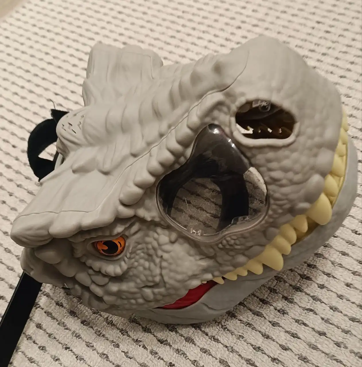 Продам маску динозавра в хорошем состоянии