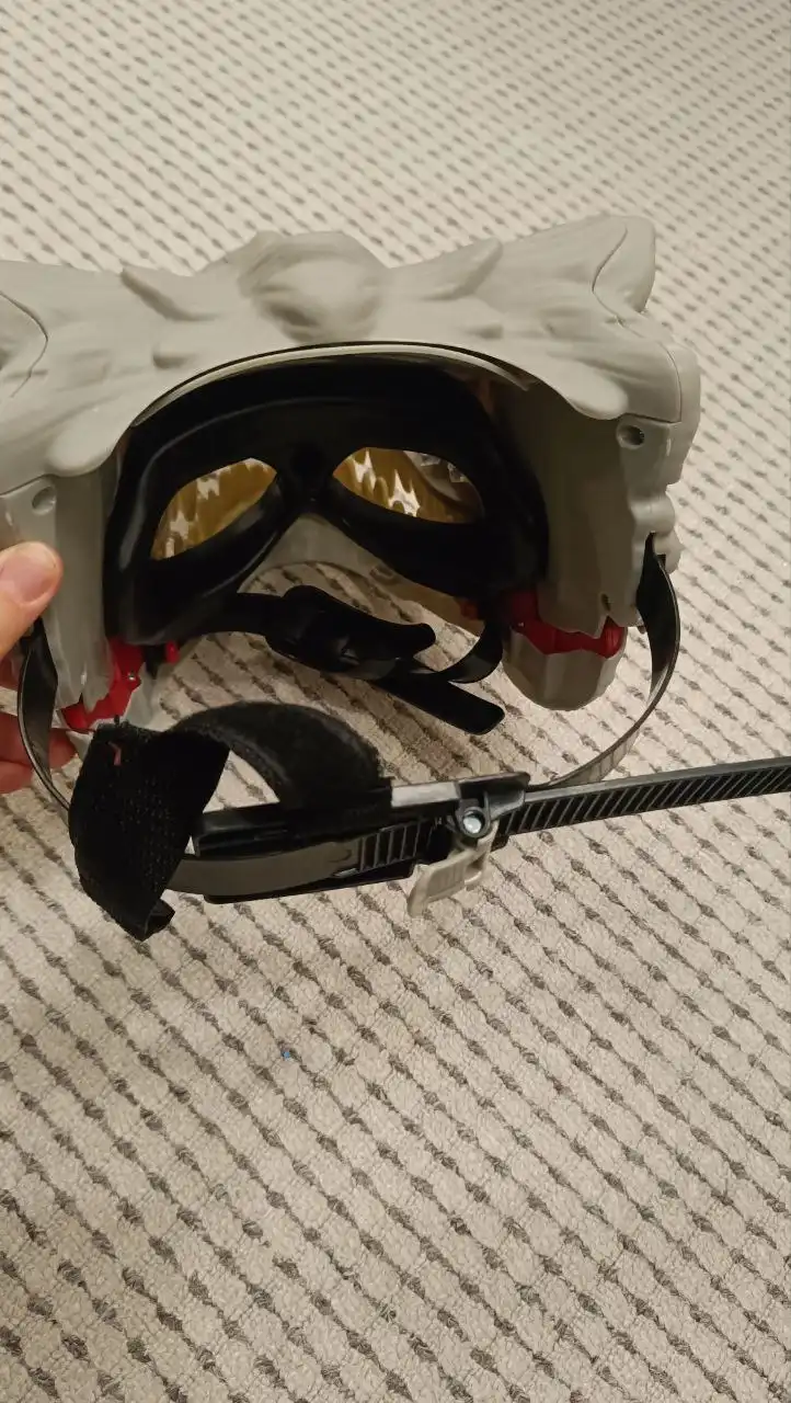 Продам маску динозавра в хорошем состоянии