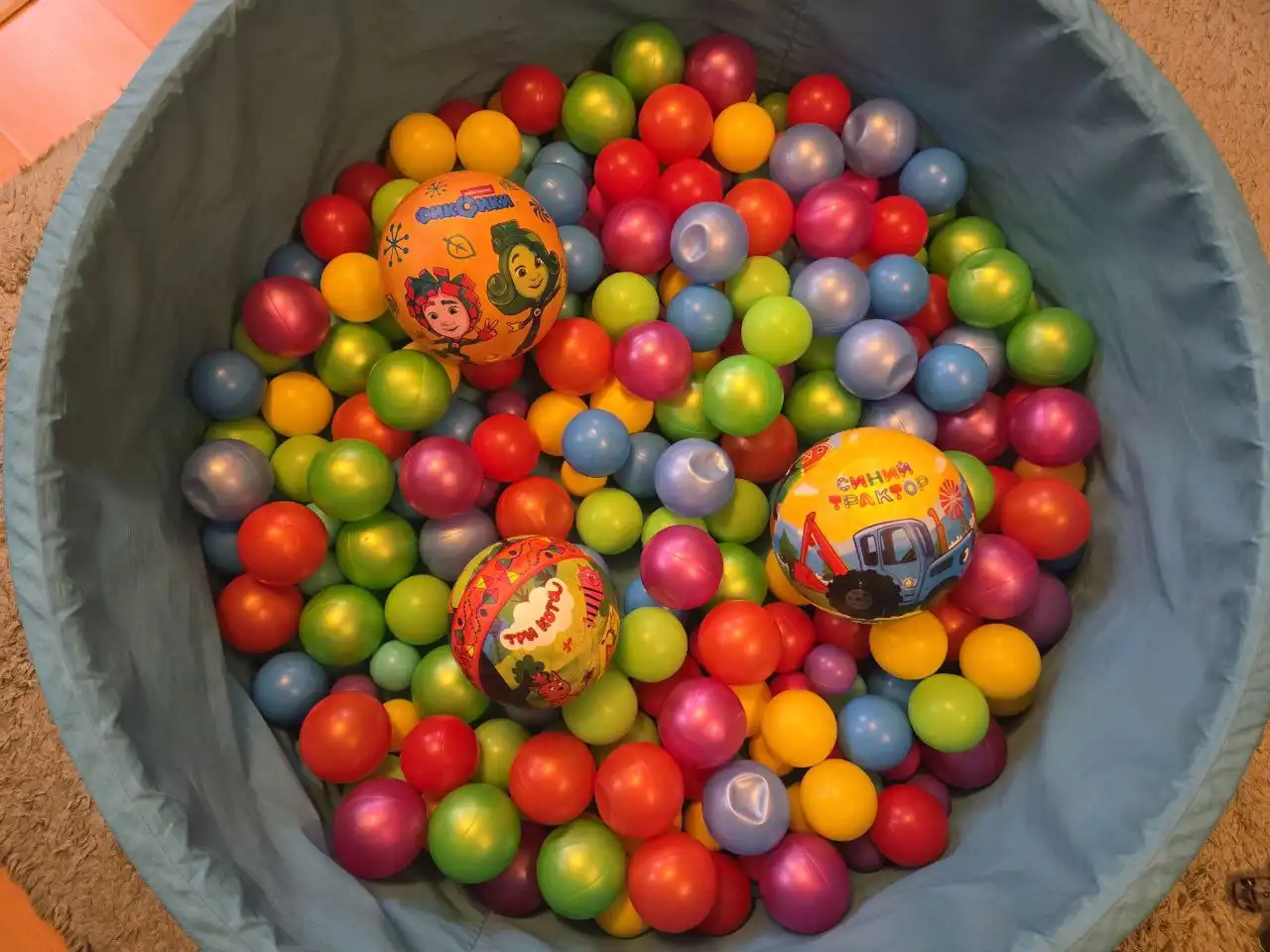 Детский сухой бассейн с шариками и мячами