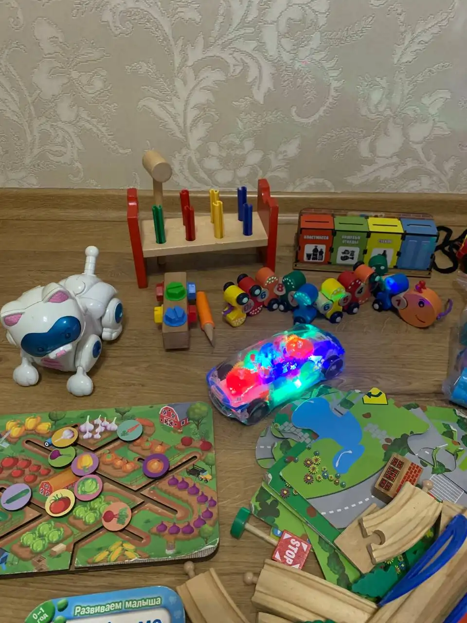 Игрушки пакетом: интерактивная кошка и музыкальная машинка