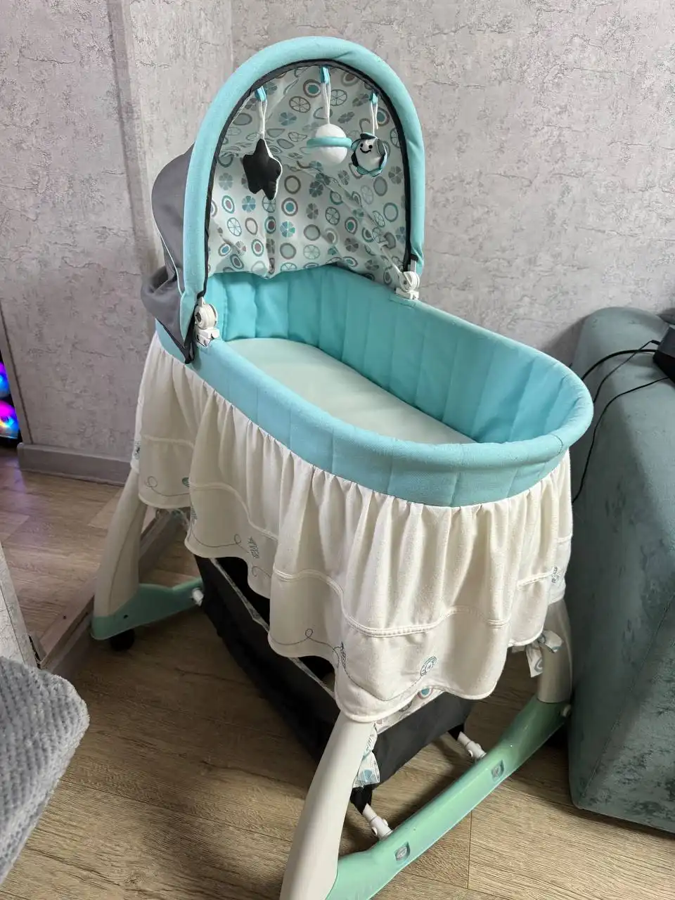 Люлька-колыбель с игрушками и колесиками