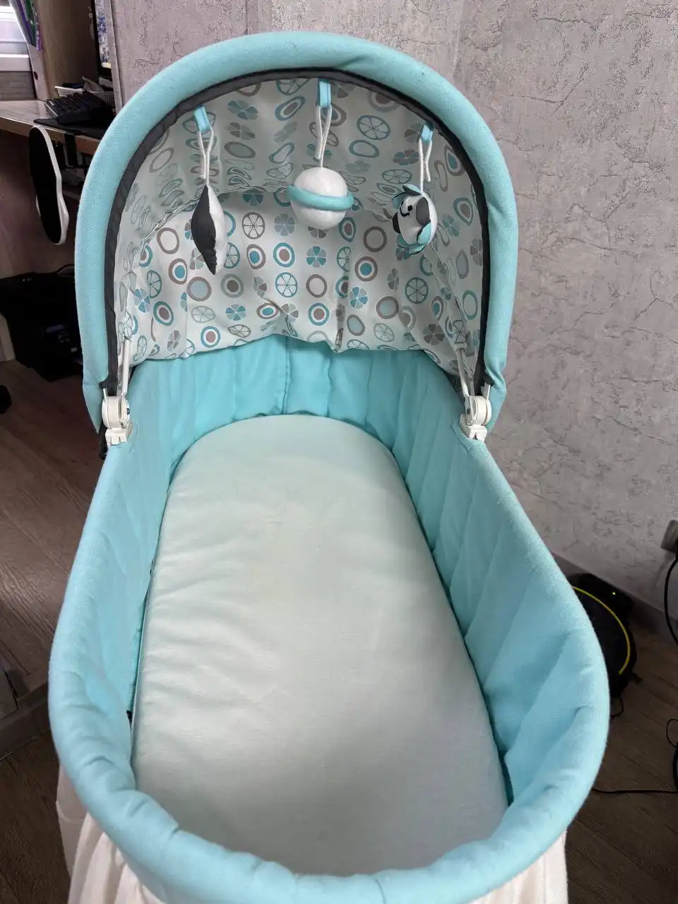 Люлька-колыбель с игрушками и колесиками