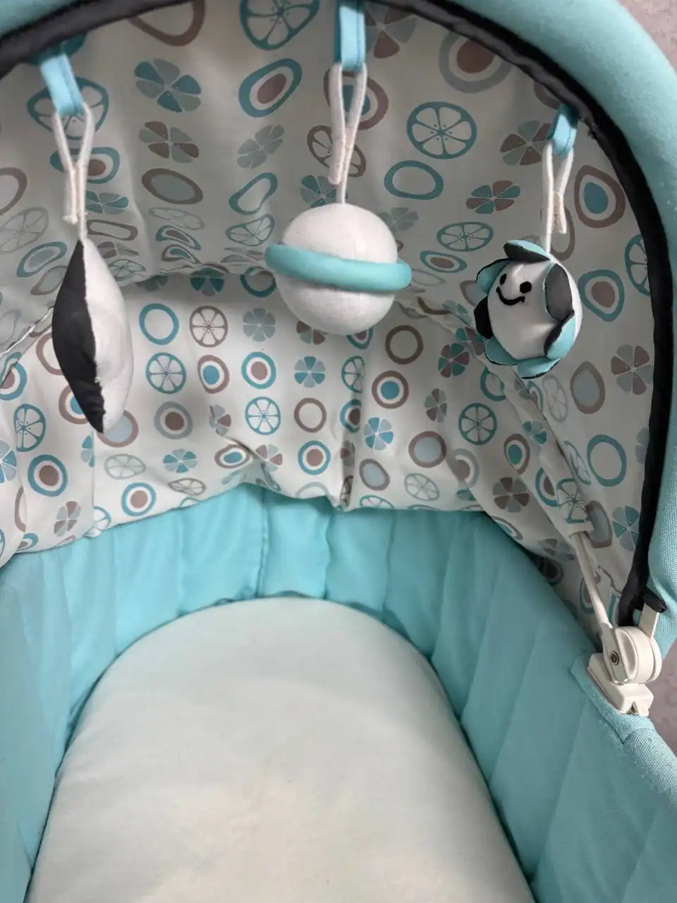 Люлька-колыбель с игрушками и колесиками