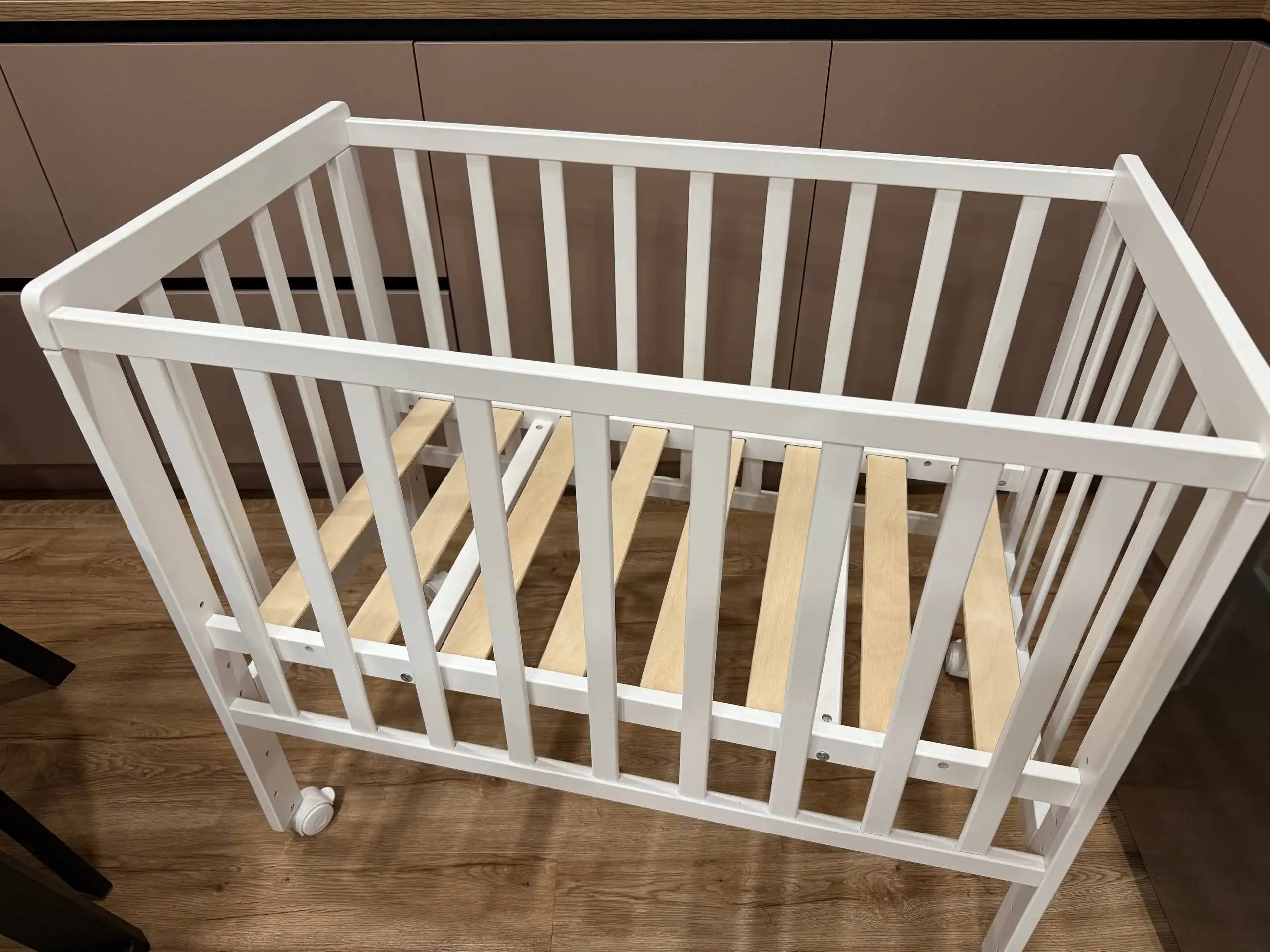 Миниатюрная кроватка и матрас в идеальном состоянии