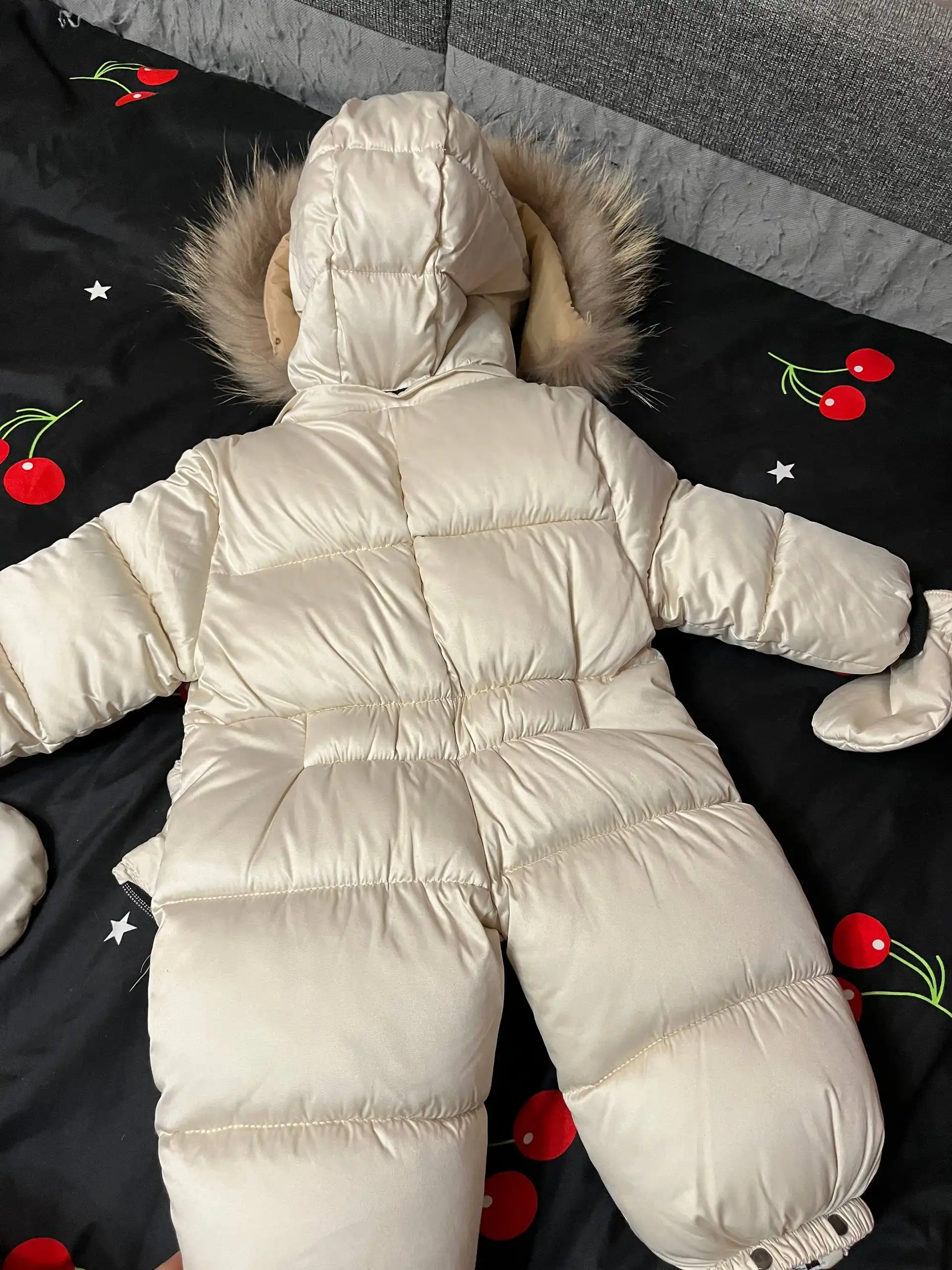 Продажа зимнего комбинезона для ребенка