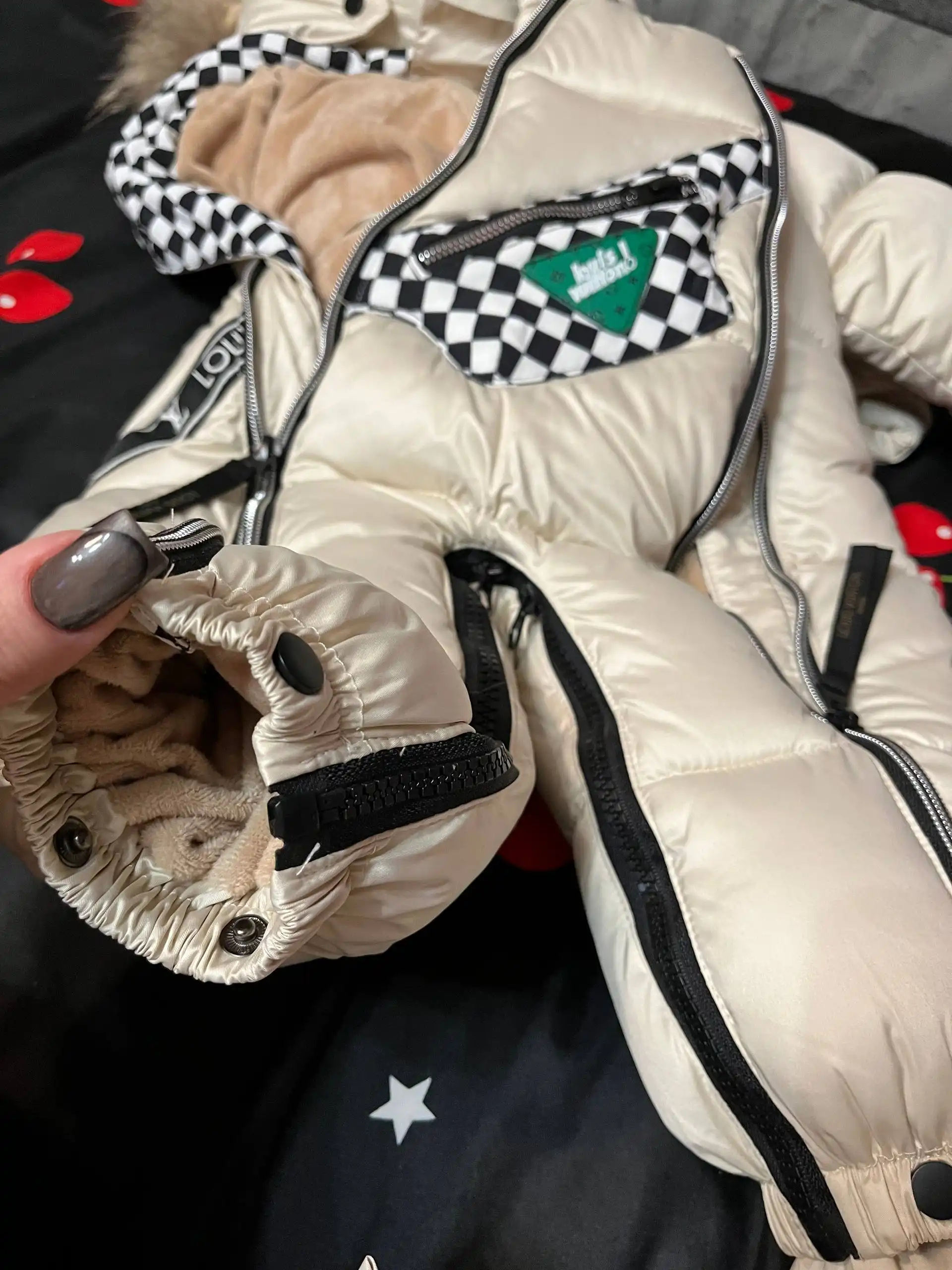 Продажа зимнего комбинезона для ребенка