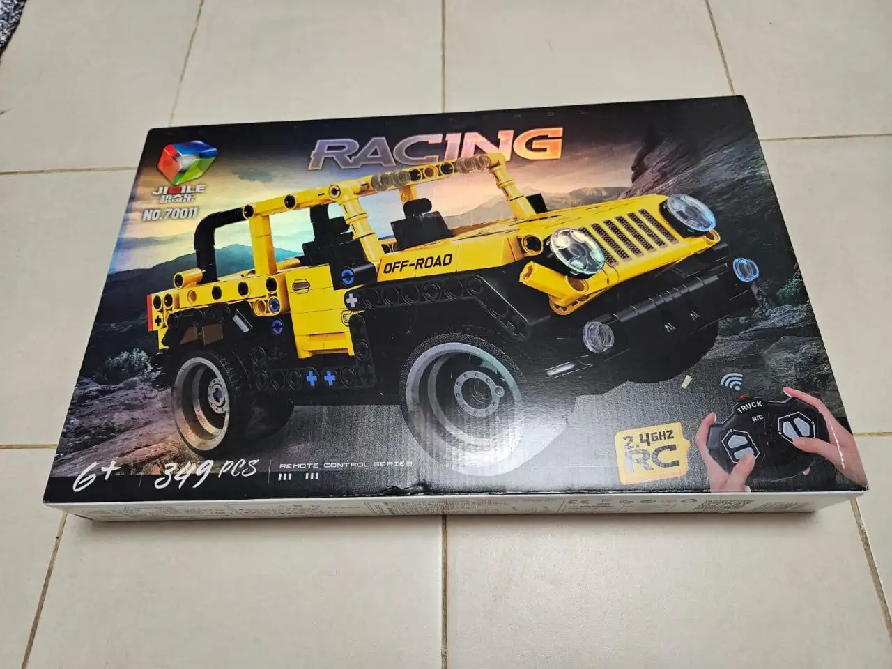 Машинки на пульте управления и конструктор