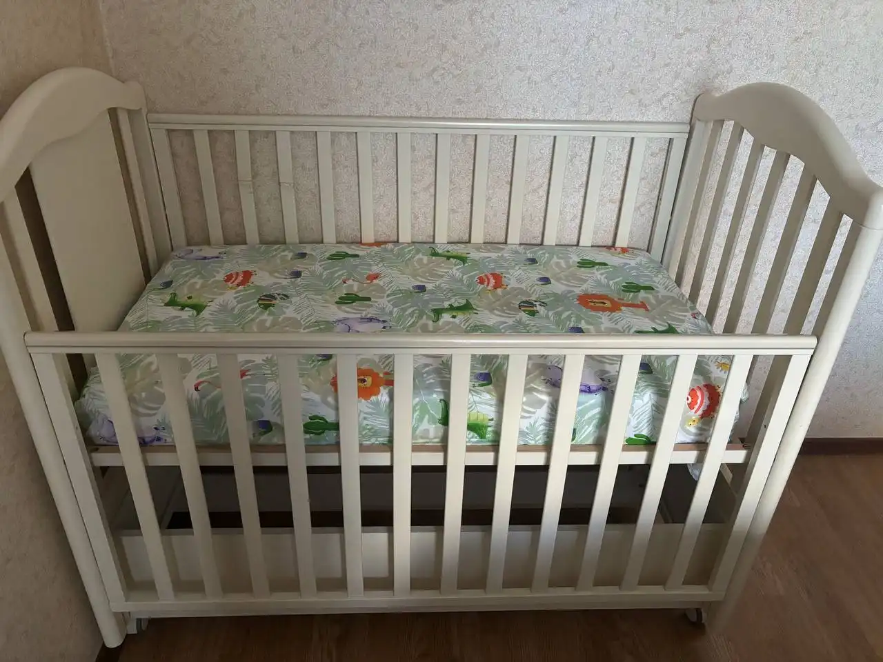 Детская кроватка с маятником