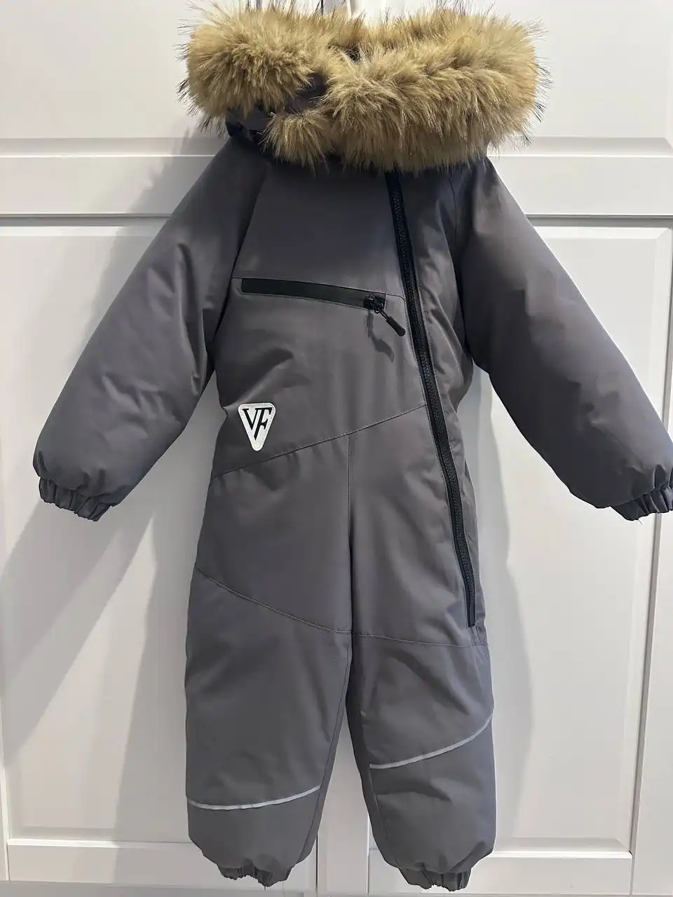 Продам зимний комбинезон для ребенка