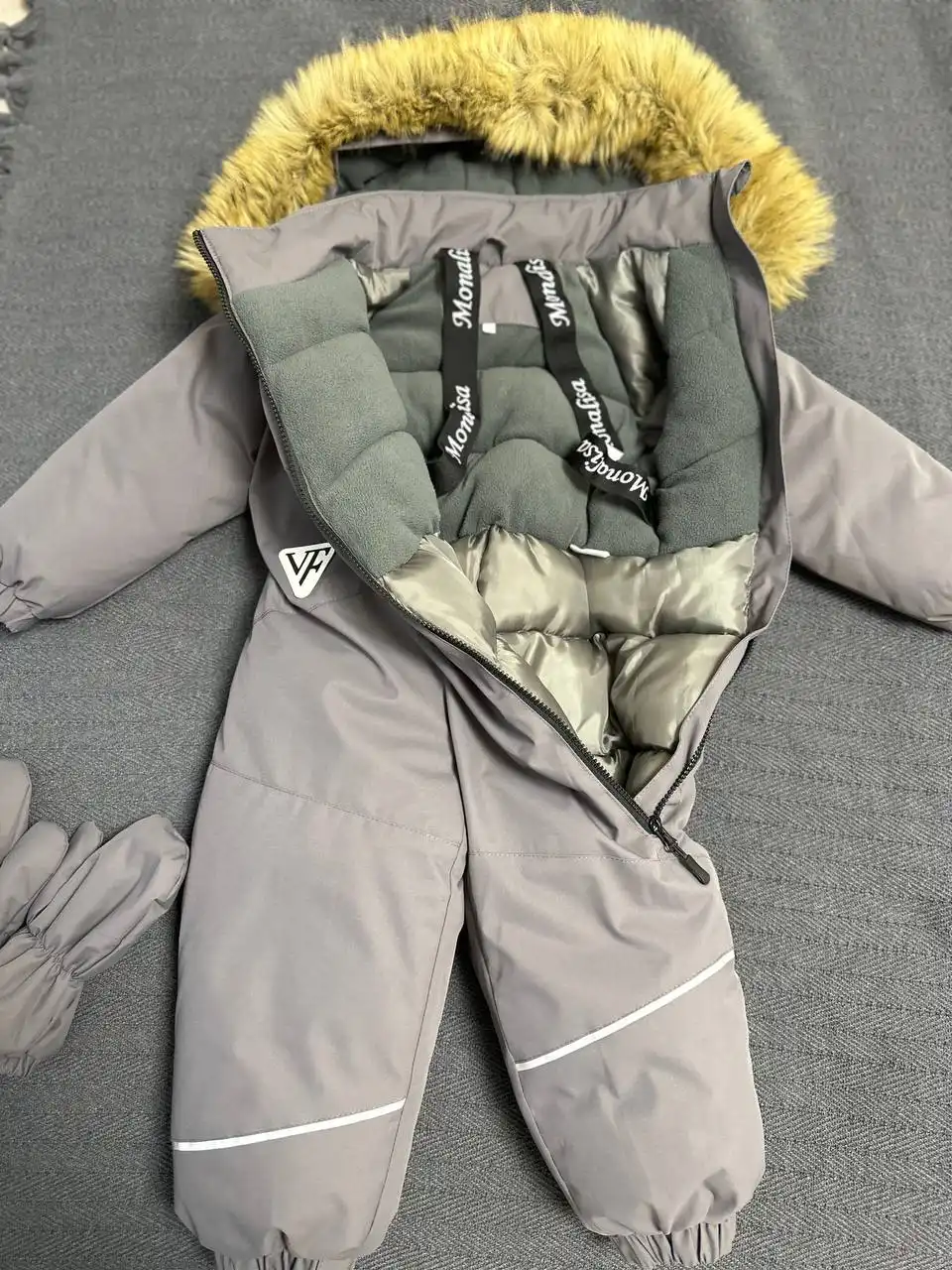 Продам зимний комбинезон для ребенка