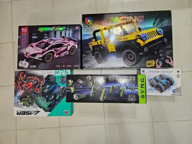 Машинки на пульте управления и конструктор - Одежда и аксессуары в Люберцы