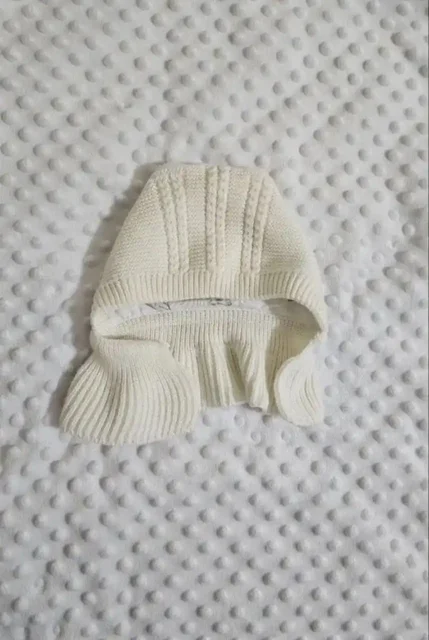 Шапочка для малышей молочного цвета на пуговке - Игровые центры и ходунки в Люберцы