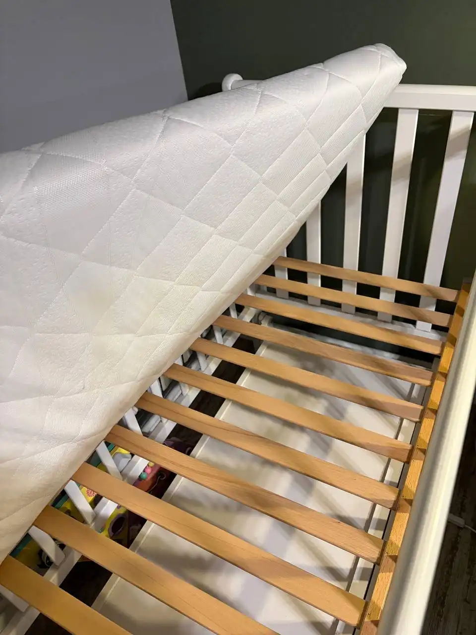 Кроватка с матрасом, маятником и выдвижным ящиком - Детская мебель (Товары для детей) в Некрасовка