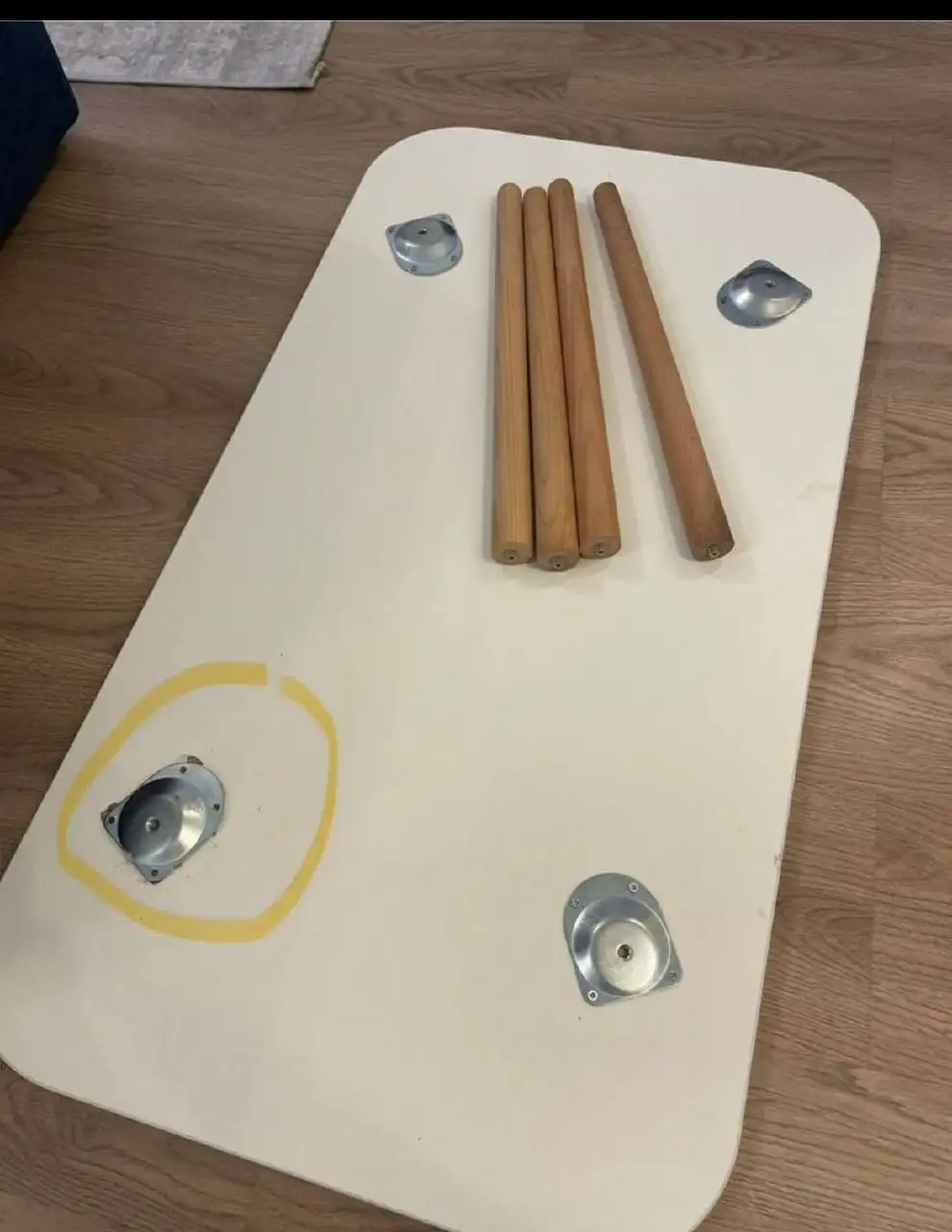 Детский столик с небольшим дефектом - Барахолка в Люберцы