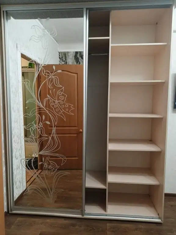 Бесплатный шкаф и диван при переезде - Мебель (Барахолка) в Люберцы