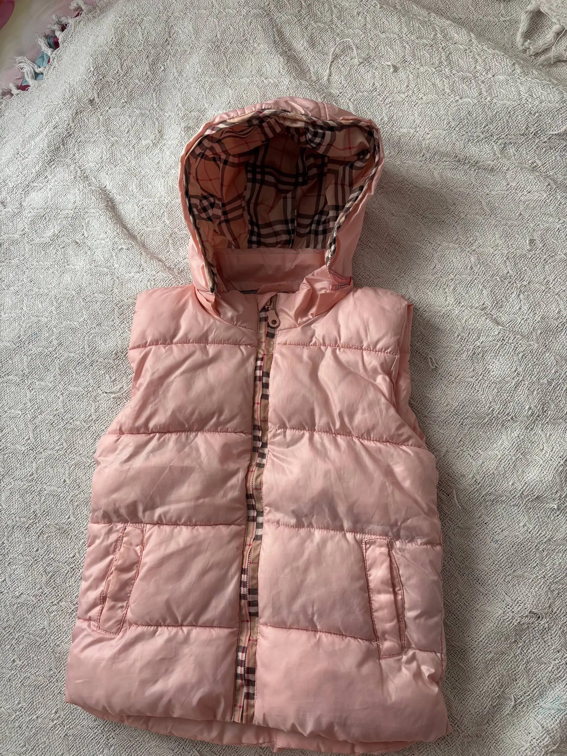 Безрукавка 98 размер нежно-розового цвета - Детская одежда (Одежда) в Люберцы