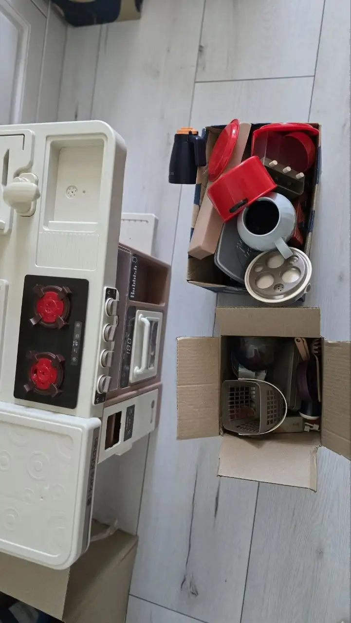 Продам детскую кухню с посудой и инструментами - Игрушки (Товары для детей) в Люберцы