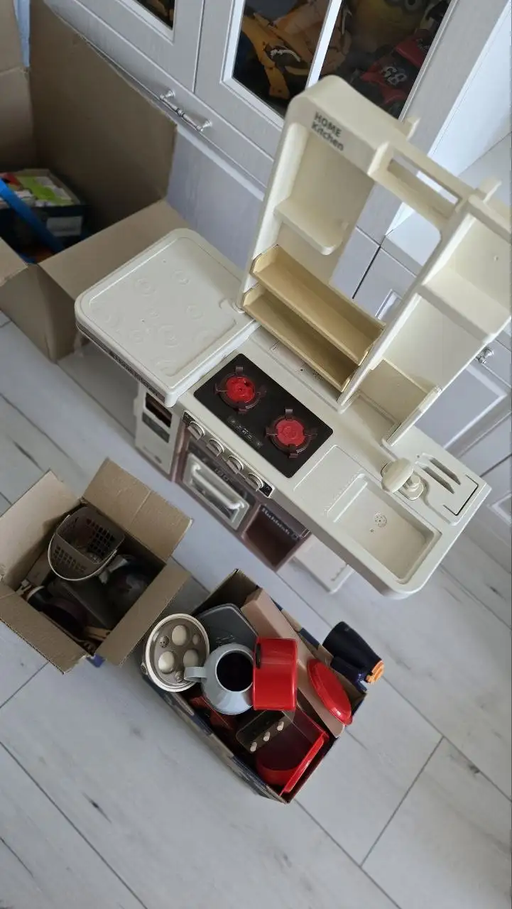 Продам детскую кухню с посудой и инструментами - Игрушки (Товары для детей) в Люберцы