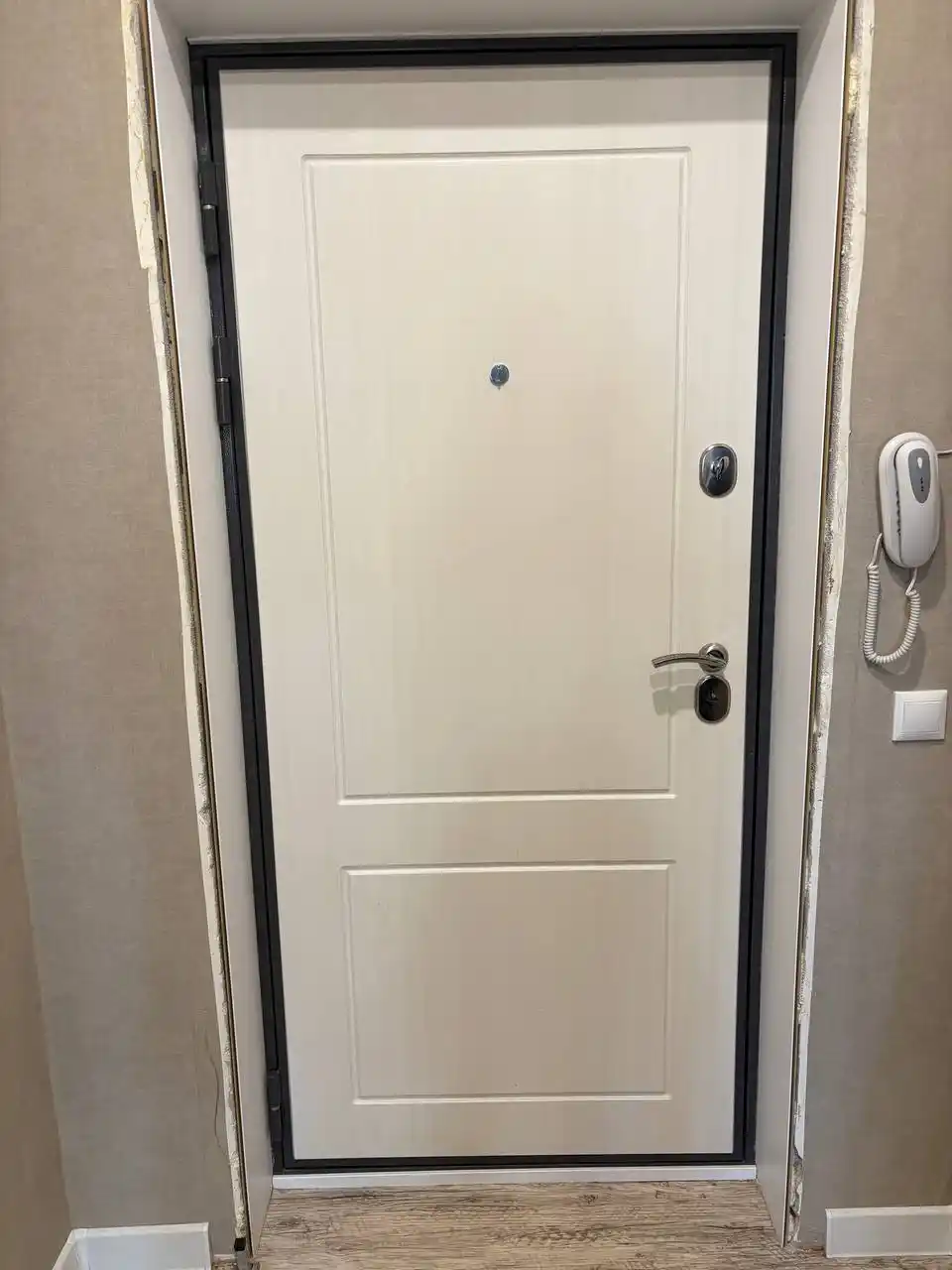 Продам металлическую дверь