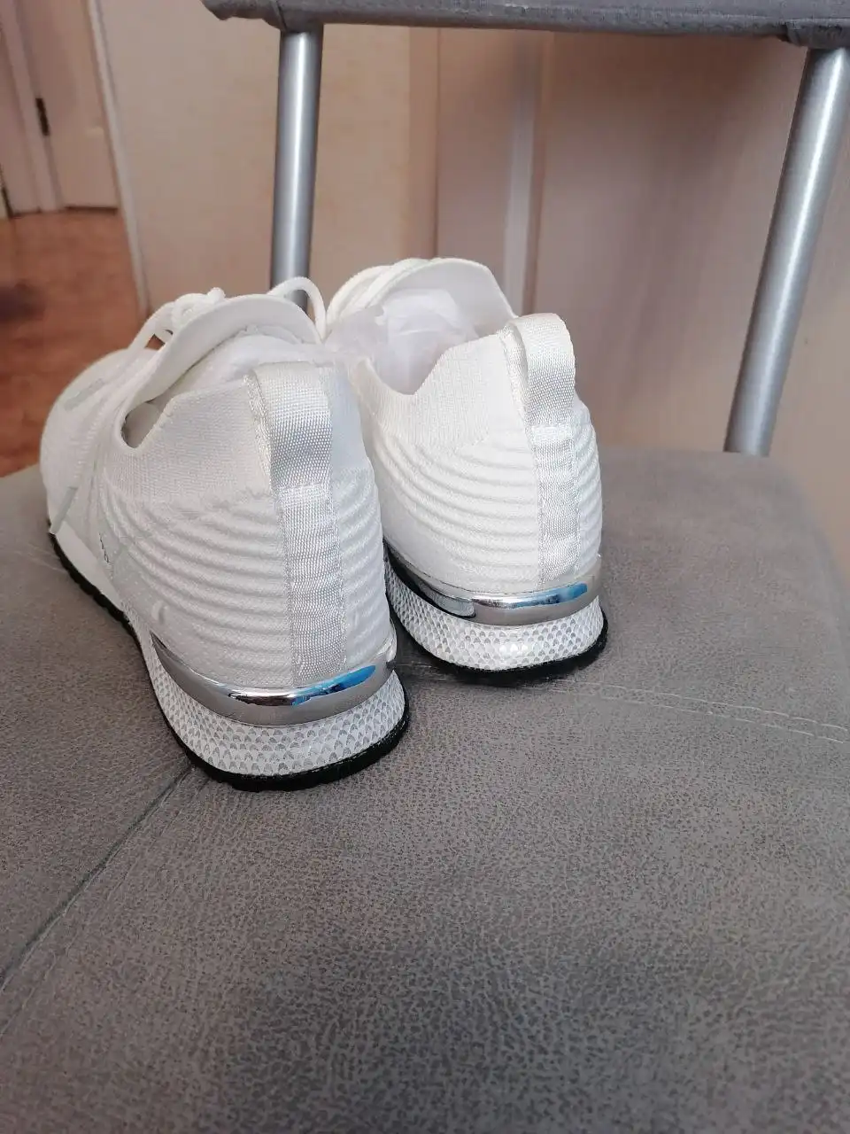 Продам новые кроссовки размер 37