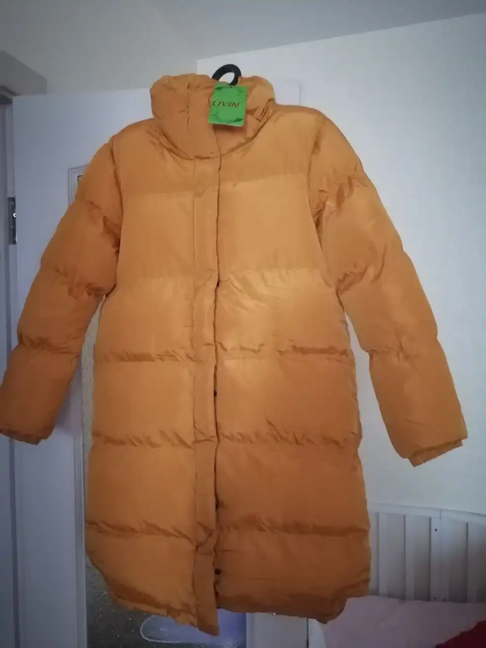 Продам зимнюю куртку с шапкой в подарок