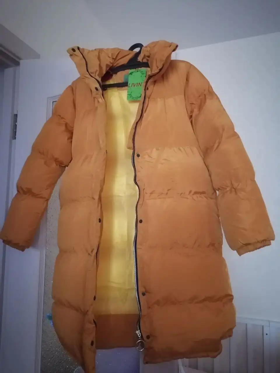 Продам зимнюю куртку с шапкой в подарок