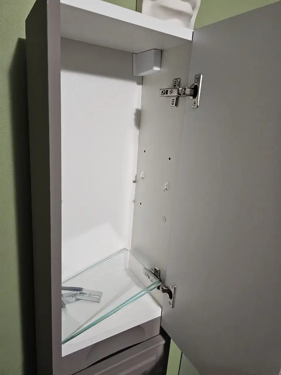 Продажа нового подвесного шкафа-пенала