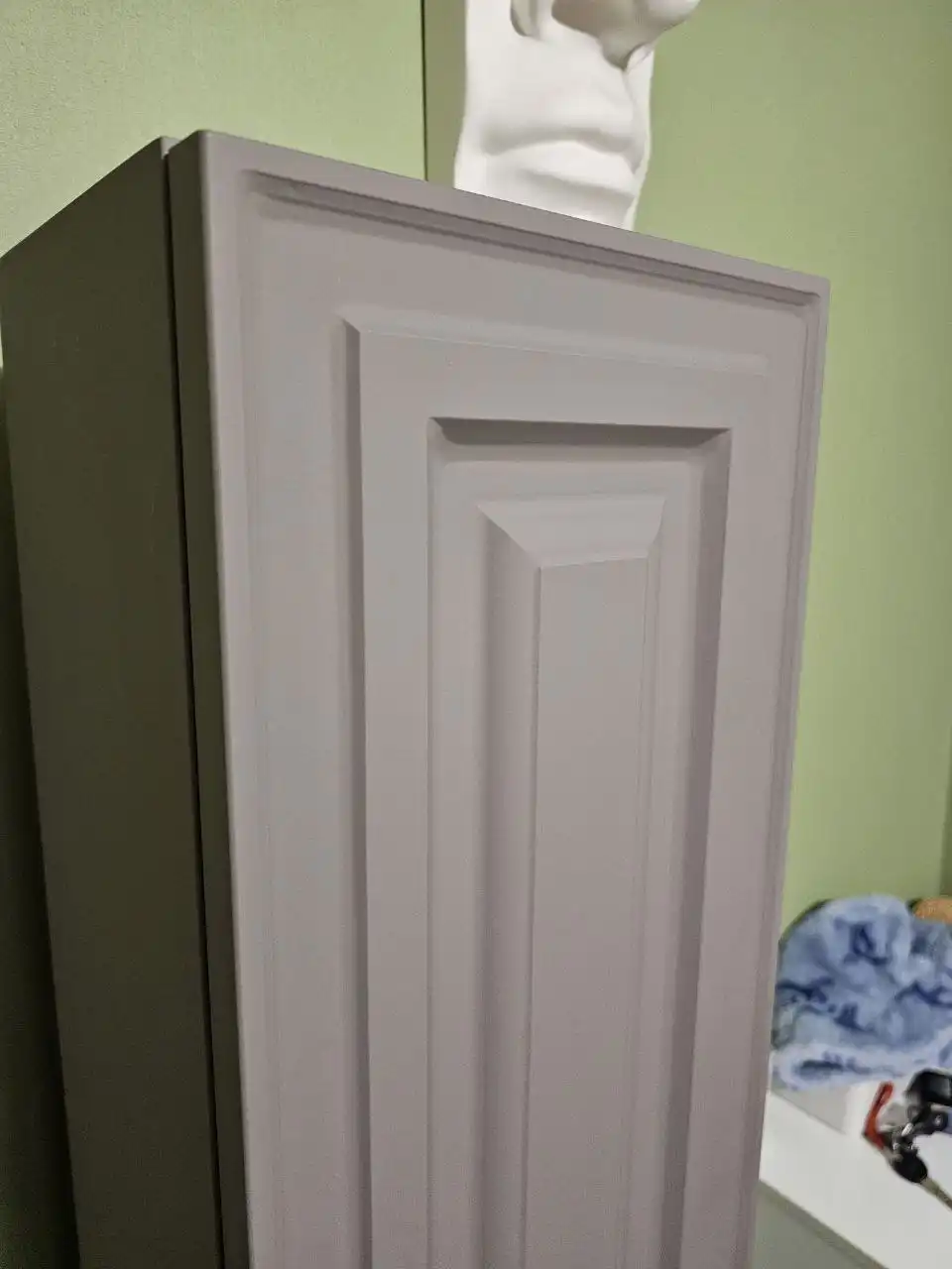Продажа нового подвесного шкафа-пенала