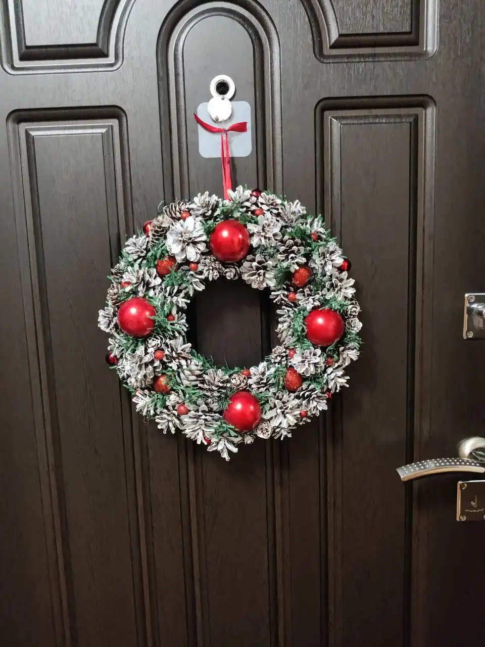 Новогодний венок из шишек и лозы с гирляндой