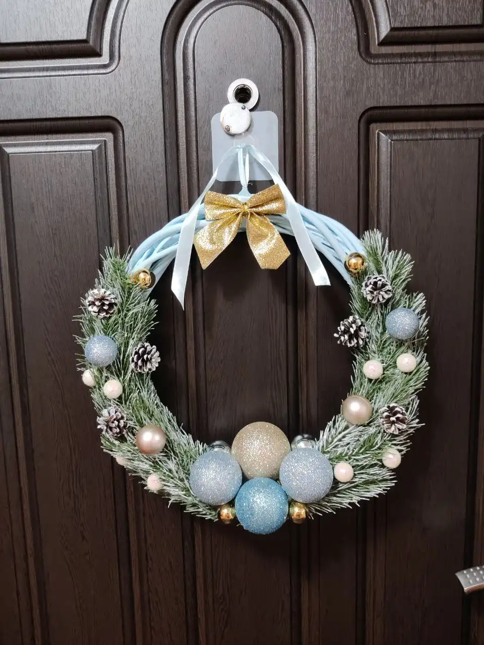 Новогодний венок из шишек и лозы с гирляндой