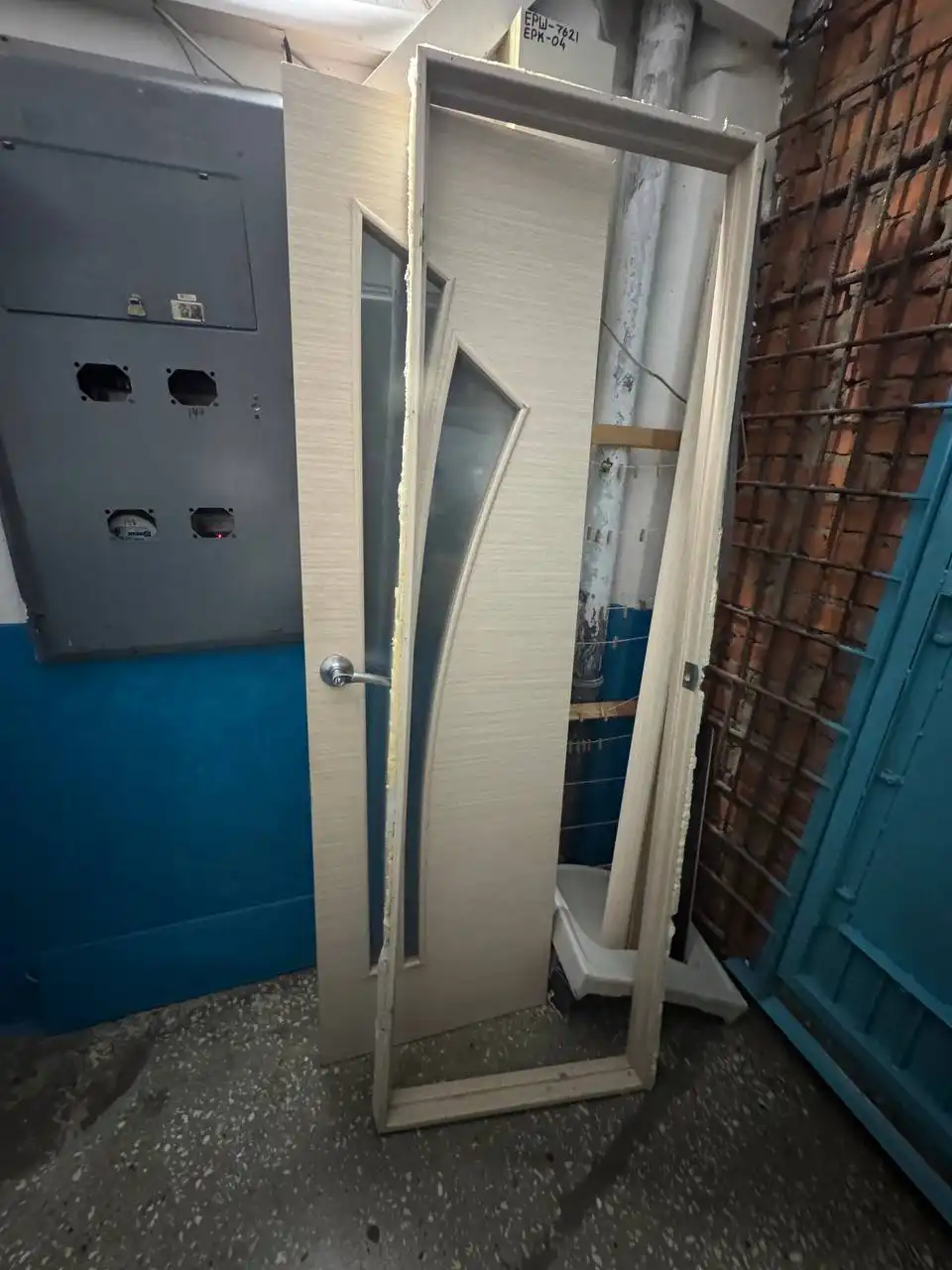 Отдам дверь с коробом и фурнитурой