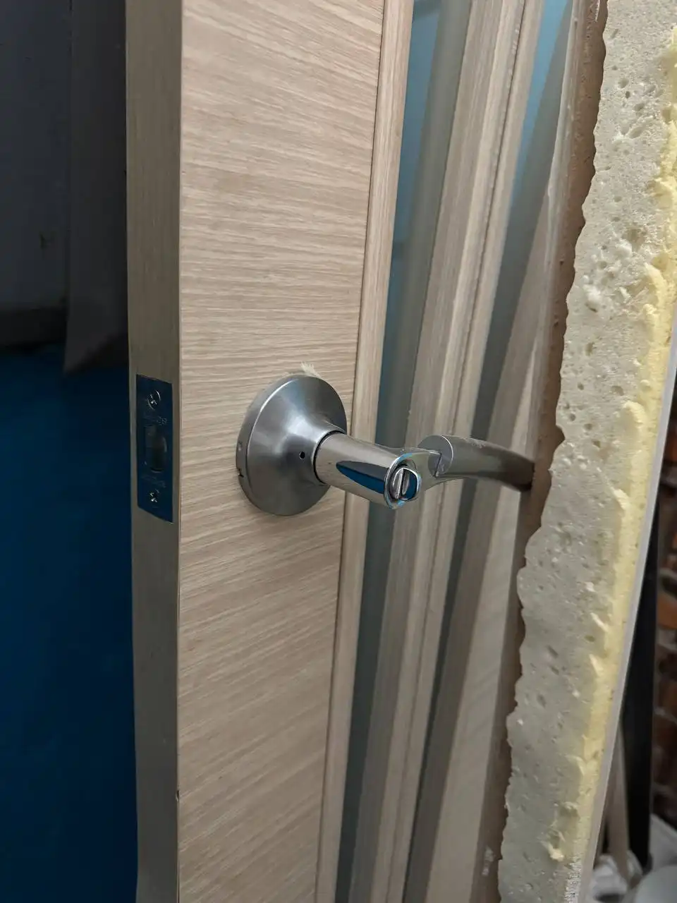 Отдам дверь с коробом и фурнитурой