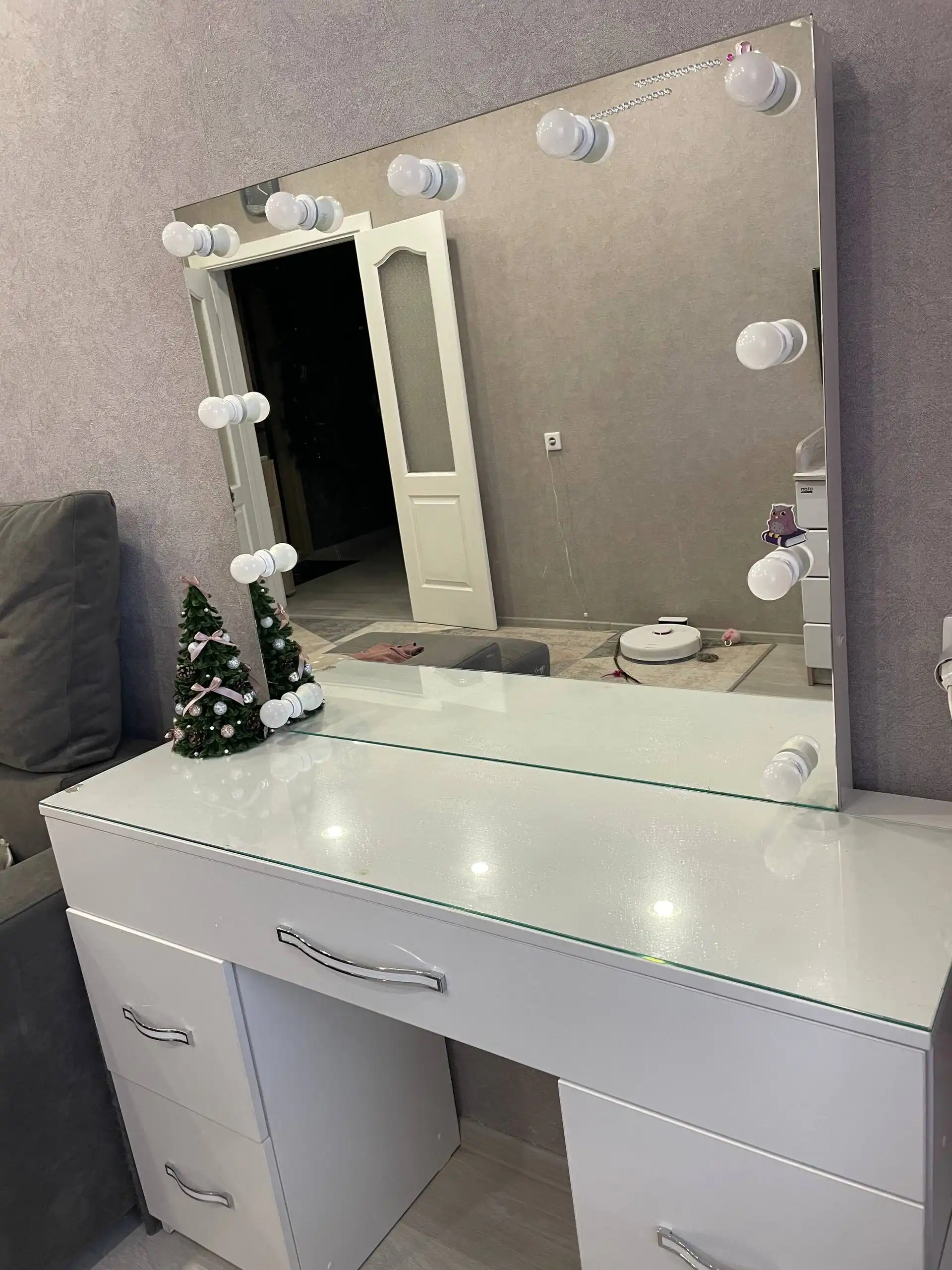 Продам косметический столик