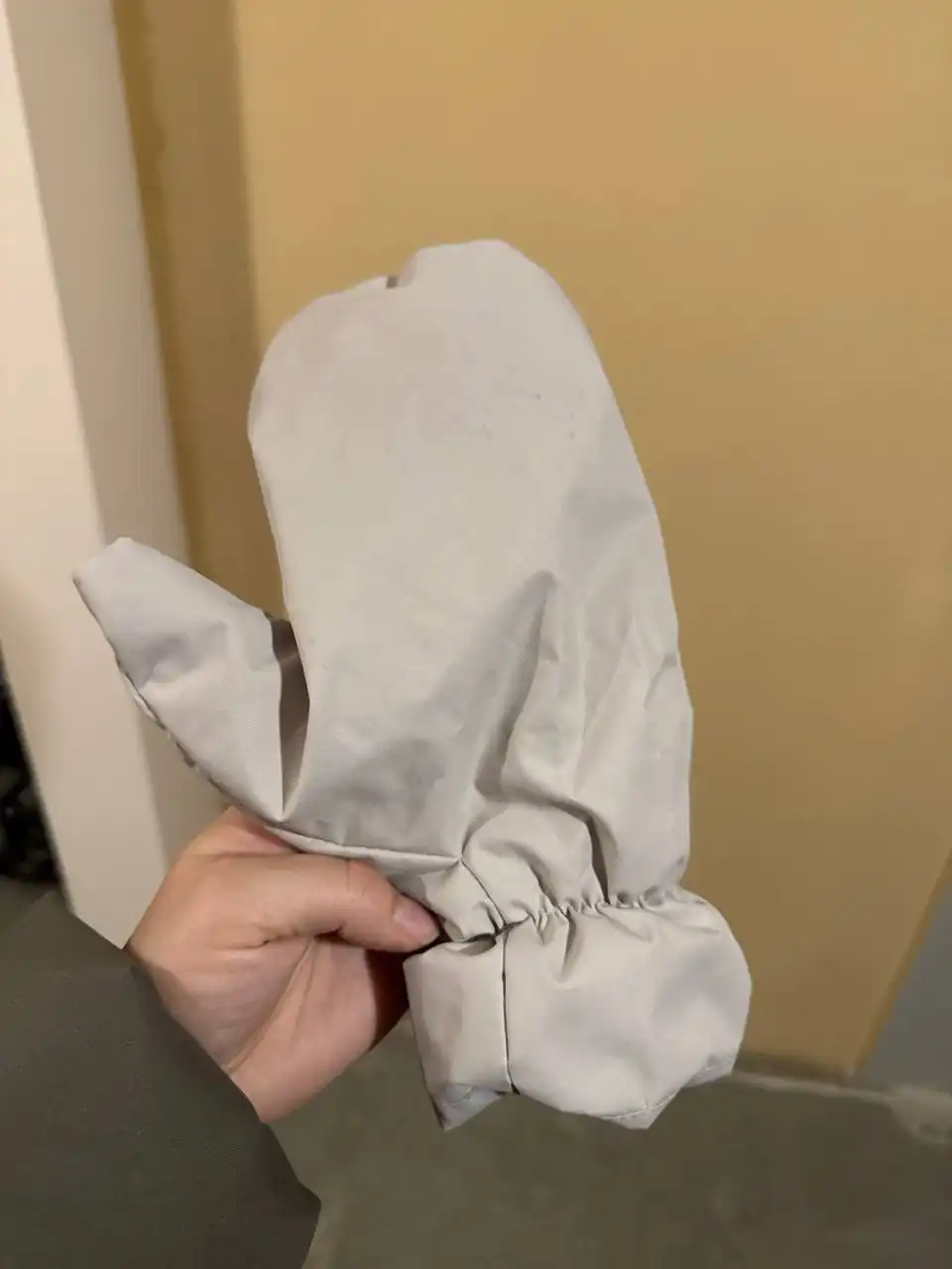 Потерянная варежка с надписью 'Уже выхожу'