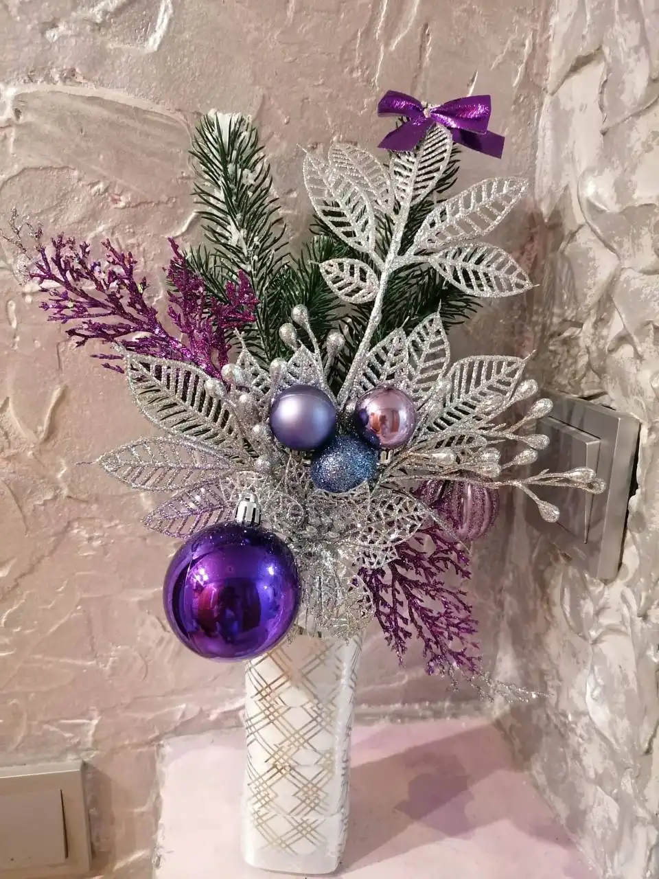 Новогодняя композиция с шарами из искусственных веток