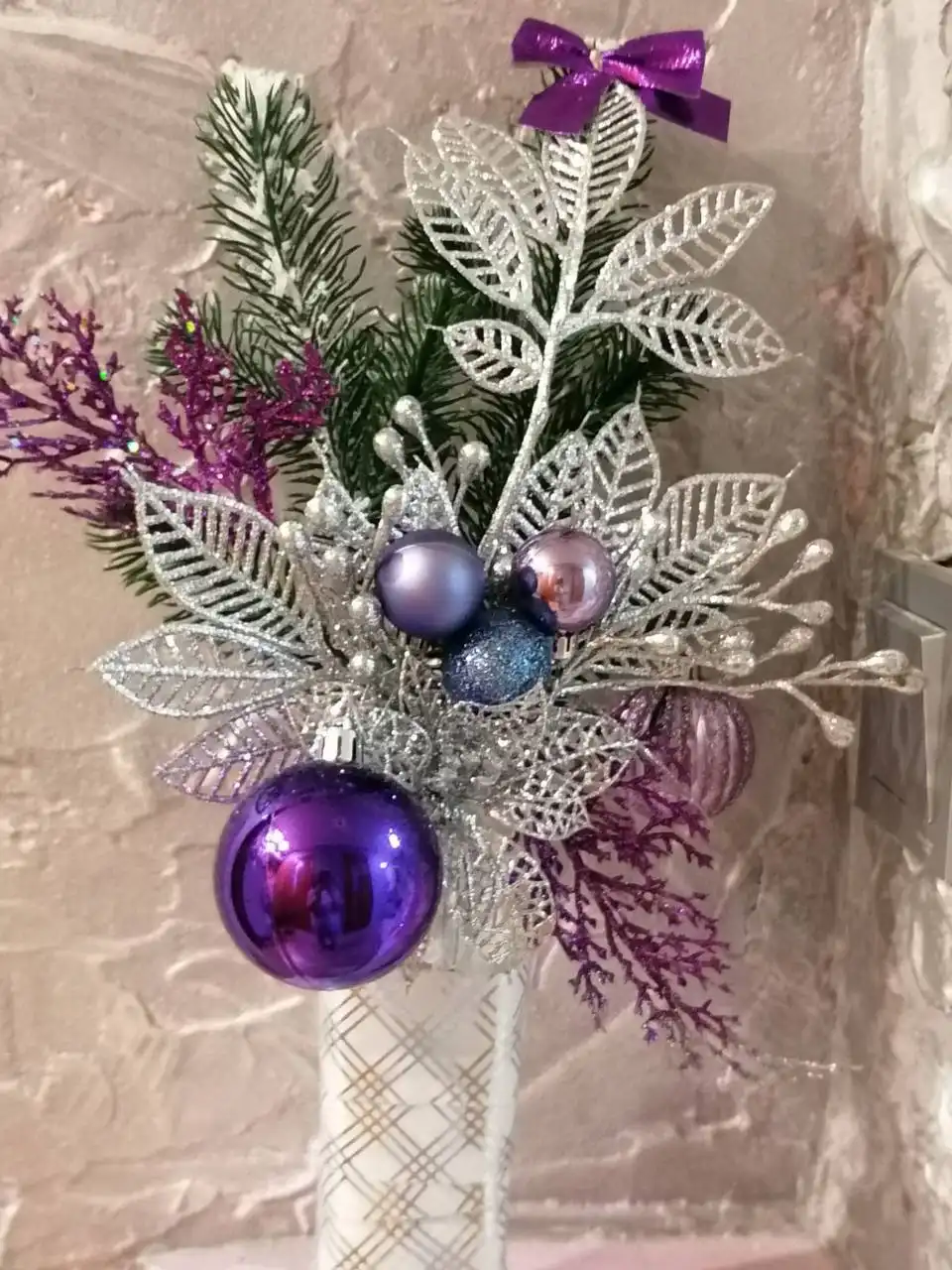 Новогодняя композиция с шарами из искусственных веток