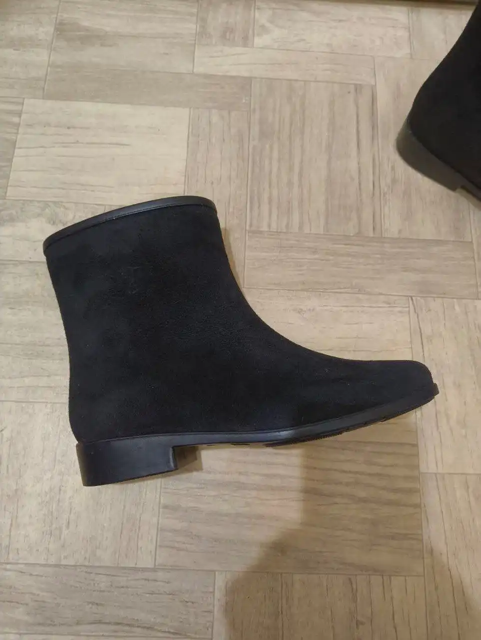 Продам женские велюровые ботинки 38 размер