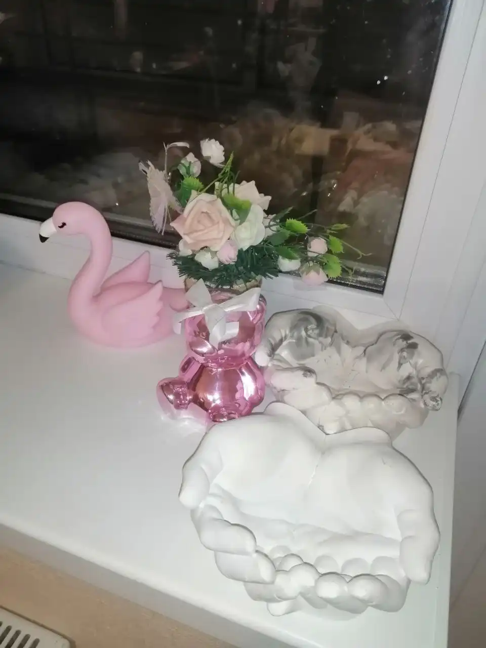 Набор предметов для дома: вазочки, лебедь, цветы, копилка