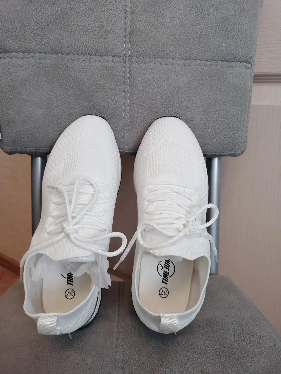 Продам новые кроссовки размер 37