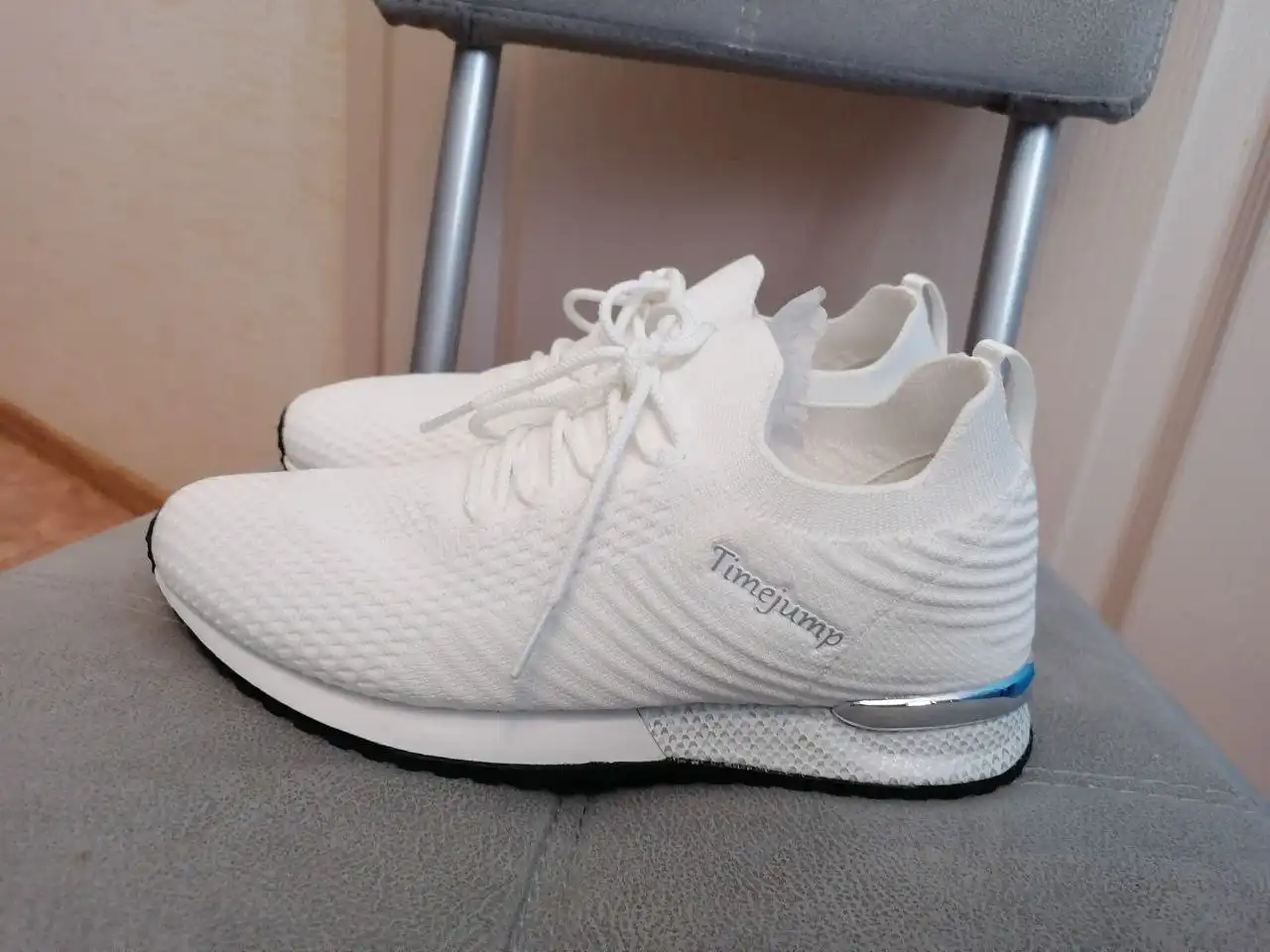 Продам новые кроссовки размер 37