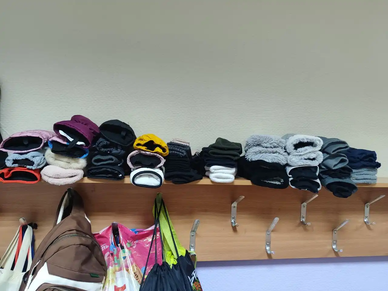 Одежда и обувь в отделе потеряшек школы