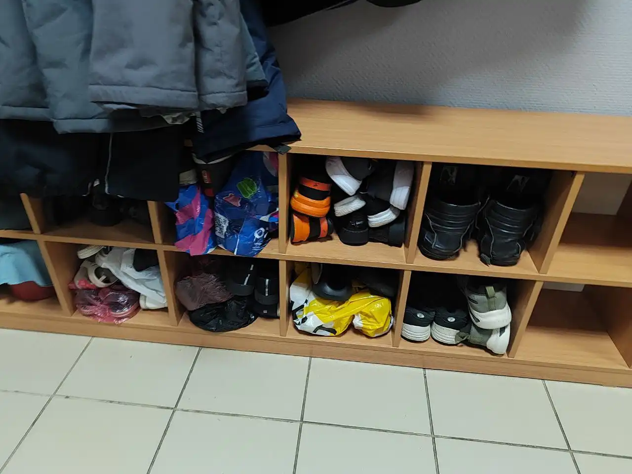 Одежда и обувь в отделе потеряшек школы