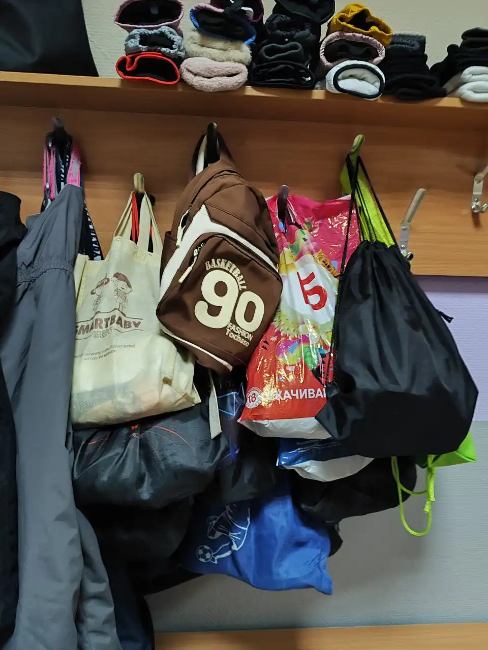 Одежда и обувь в отделе потеряшек школы