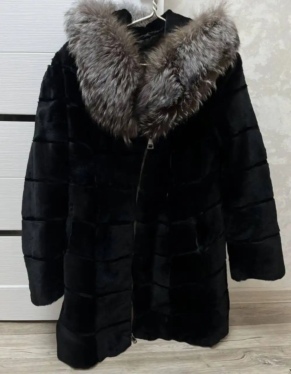 Натуральная мутоновая шуба с капюшоном из чернобурки